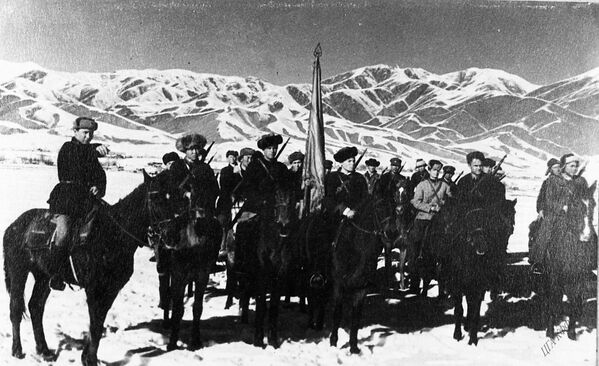 &quot;Красный пахарь&quot; колхозунун мүчөлөрү тактикалык машыгууда. Фрунзе облусу, Киров району, 1942 - Sputnik Кыргызстан