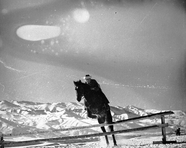 Осоавиахимдин аскери ат чаап бара жаткан учур. Фрунзе, 1941 - Sputnik Кыргызстан