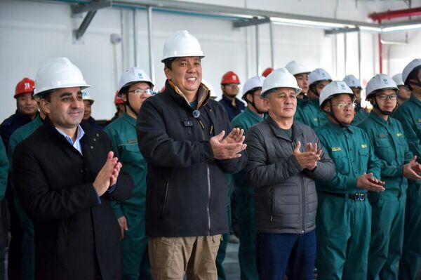 Сынамык иретиндеги жасалып жаткан иш-чарага жаратылыш ресурстары, экология жана техникалык көзөмөл министри Медер Машиев, Бишкек мэри Айбек Жунушалиев жана башка расмий адамдар катышкан - Sputnik Кыргызстан