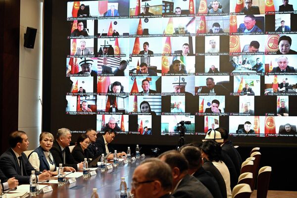 Президенттин администрациясында &quot;Эң мыкты айыл өкмөт&quot; наамын жеңгендер сыйланды - Sputnik Кыргызстан