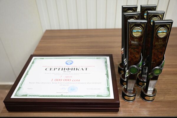 Минкаб төрагасы Адылбек Касымалиев жеңүүчүлөрдү куттуктап, бул сынак айыл өкмөттөрдүн айылдарды өнүктүрүүгө багытталган жаңы демилгелерди ишке ашыруусуна түрткү болорун белгиледи - Sputnik Кыргызстан