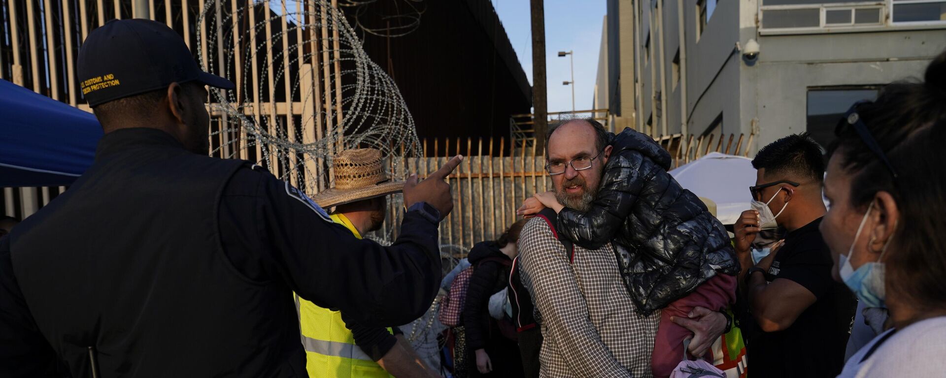 Украинские беженцы на границе с США в Тихуане. Архивное фото - Sputnik Кыргызстан, 1920, 14.11.2025