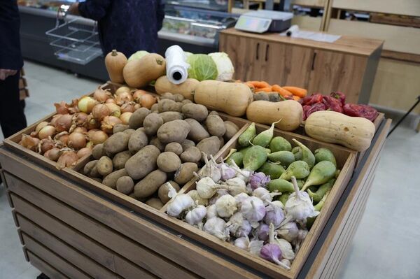 На часть товаров цены ниже среднерыночных, здесь успешно реализуется проект &quot;Социальная корзина&quot; - Sputnik Кыргызстан