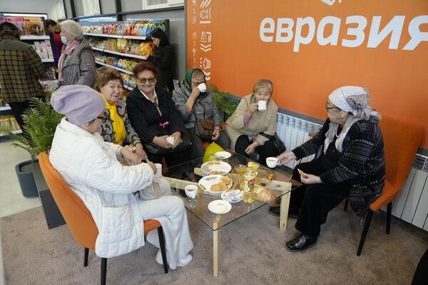 В АНО &quot;Евразия&quot; отметили, что социальные магазины &quot;Евразия&quot;, чей девиз &quot;От сердца к сердцу&quot; — это проект, направленный на реальную помощь пенсионерам и людям с ограниченными возможностями - Sputnik Кыргызстан