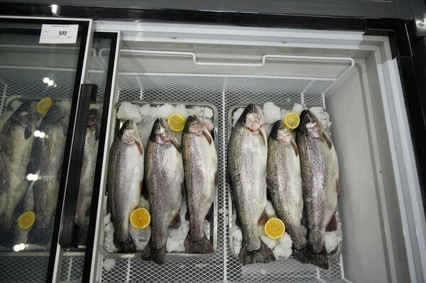 В рамках открытия магазин и ОсОО &quot;Аква Пром&quot; подписали меморандум о регулярных поставках свежей рыбы. Это партнерство позволило включить рыбу в перечень основных продуктов, реализуемых в сети &quot;Евразия&quot;. - Sputnik Кыргызстан