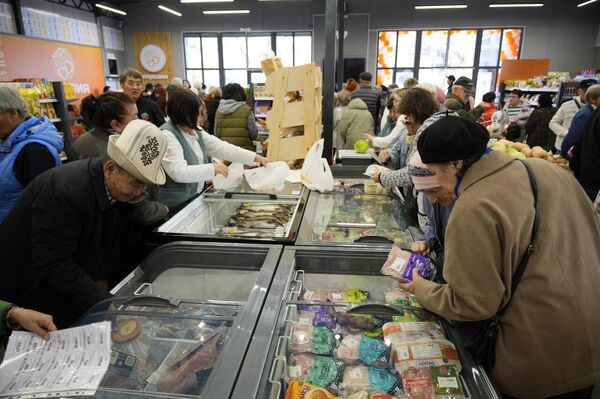 &quot;Евразия&quot; социалдык дүкөндөрүнүн миссиясы — калктын аяр катмарына эң керектүү товарларды арзан баада берүү аркылуу колдоо көрсөтүү - Sputnik Кыргызстан