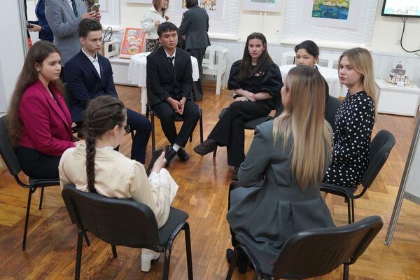 В Минске состоялось первое заседание Детского совета при Комиссии уполномоченных по правам ребенка стран СНГ - Sputnik Кыргызстан