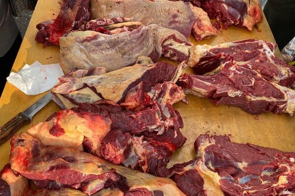 Мындай жарманкелер эми келе жаткан жылдын июнь айына чейин (болгону январь айында өткөрүлбөйт) ар ишемби, жекшембиде саат 08:00дөн 18:00гө чейин өтүп турат - Sputnik Кыргызстан