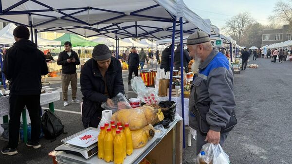 Бишкекте азык-түлүк жарманкелери өтүп жатат - Sputnik Кыргызстан