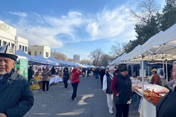 Айыл чарба министрлиги бул ортомчуларды жоюп, бааны кымбаттатпаганга, дыйкандарга продукциясын түз жана тез сатууга шарт түзөрүн белгилеген - Sputnik Кыргызстан