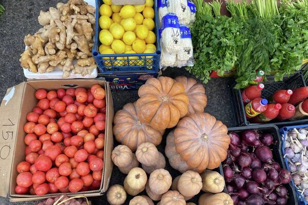 Борбор калаанын бир нече жеринде азык-түлүктөр сатылган жарманке өтүп жатканын Айыл чарба министрлигинен кабарлап, шаардыктарды чакырды - Sputnik Кыргызстан