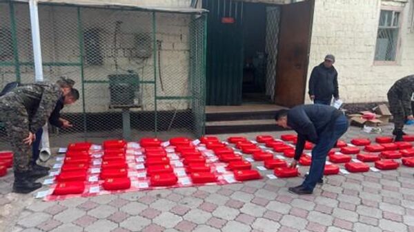 Аскерлерге эскирип кеткен азык-түлүк жеткирип жүргөндөр кармалды - Sputnik Кыргызстан