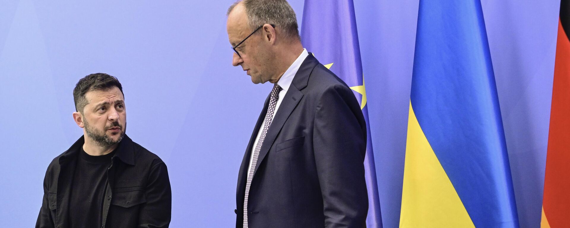 Президент Украины Владимир Зеленский и канцлер Германии Фридрих Мерц. Архивное фото - Sputnik Кыргызстан, 1920, 15.11.2025