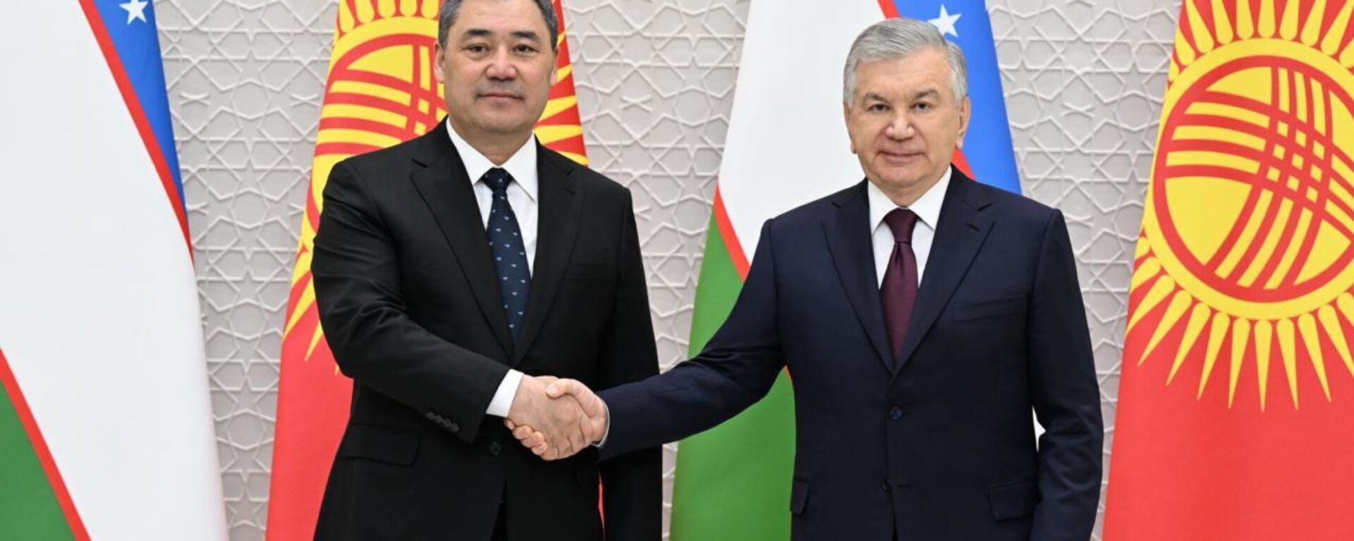 Кыргызстан менен Өзбекстандын президенттери Садыр Жапаров жана Шавкат Мирзиеев. Архив - Sputnik Кыргызстан, 1920, 10.02.2026