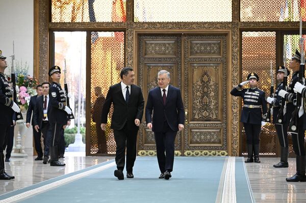 Президент Узбекистана Шавкат Мирзиёев провел встречу с президентом КР Садыром Жапаровым, прибывшим для участия в седьмой Консультативной встрече глав государств Центральной Азии - Sputnik Кыргызстан