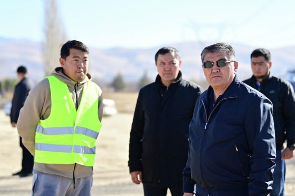 Зампредседателя кабинета министров, глава ГКНБ Камчыбек Ташиев проинспектировал строительство международного аэропорта Джалал-Абад в Сузакском районе - Sputnik Кыргызстан