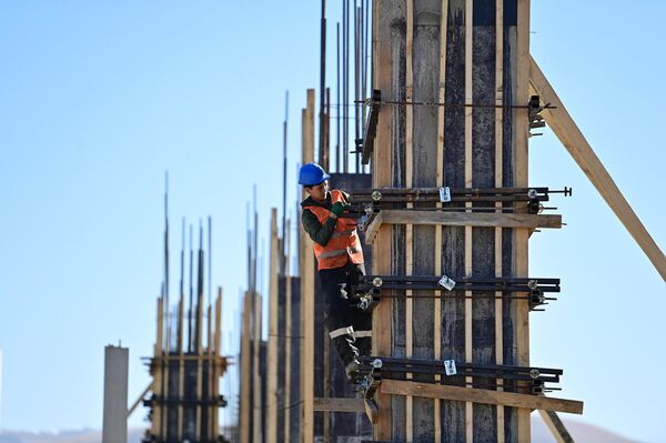 Ташиев также осмотрел возводимый терминал. Трехэтажное здание площадью 18 тысяч квадратных метров сможет обслуживать до 350 пассажиров в час. - Sputnik Кыргызстан