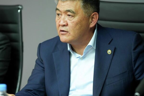 Президент Кыргызского футбольного союза Камчыбек Ташиев провел встречу с руководителями клубов, участвующих в Премьер лиге - Sputnik Кыргызстан