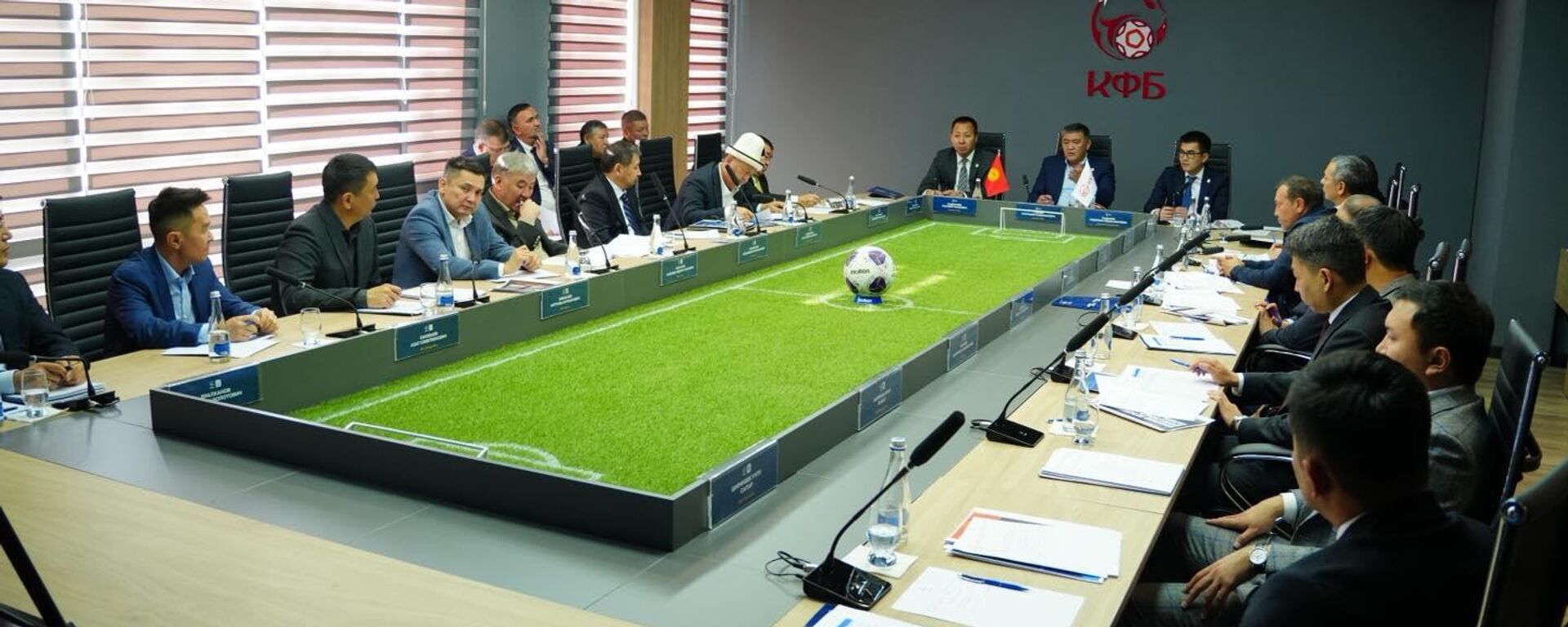 Президент Кыргызского футбольного союза провел встречу с руководителями клубов премьер лиги - Sputnik Кыргызстан, 1920, 17.11.2025