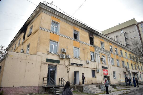 ишкектин мэри Айбек Жунушалиев Чыңгыз Айтматов проспектиндеги өрт чыккан үйгө барып тургундар менен жолукканын муниципалитеттен билдиришти - Sputnik Кыргызстан