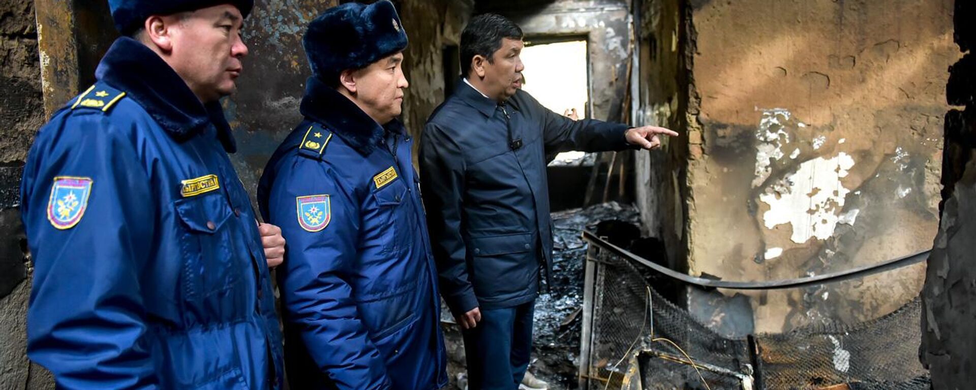 Мэр Бишкека посетил дом по проспекту Чынгыза Айтматова, где накануне произошел пожар - Sputnik Кыргызстан, 1920, 17.11.2025
