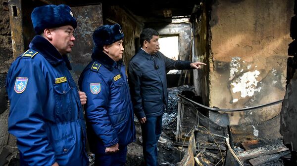 Мэр Бишкека посетил дом по проспекту Чынгыза Айтматова, где накануне произошел пожар - Sputnik Кыргызстан