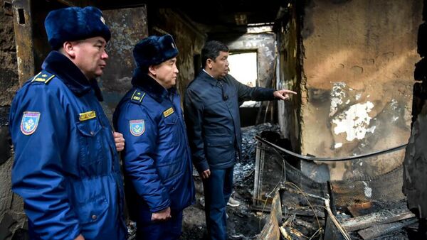 Сгоревший дом на проспекте Айтматова в Бишкеке - Sputnik Кыргызстан