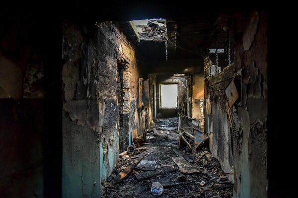 Мэр Бишкека Айбек Джунушалиев посетил дом на проспекте Чингиза Айтматова, сгоревший при пожаре - Sputnik Кыргызстан