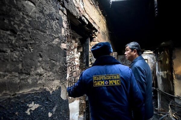 Мэр Бишкека Айбек Джунушалиев посетил дом на проспекте Чингиза Айтматова, сгоревший при пожаре - Sputnik Кыргызстан