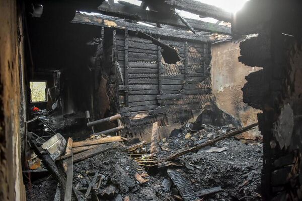 Мэр Бишкека Айбек Джунушалиев посетил дом на проспекте Чингиза Айтматова, сгоревший при пожаре - Sputnik Кыргызстан