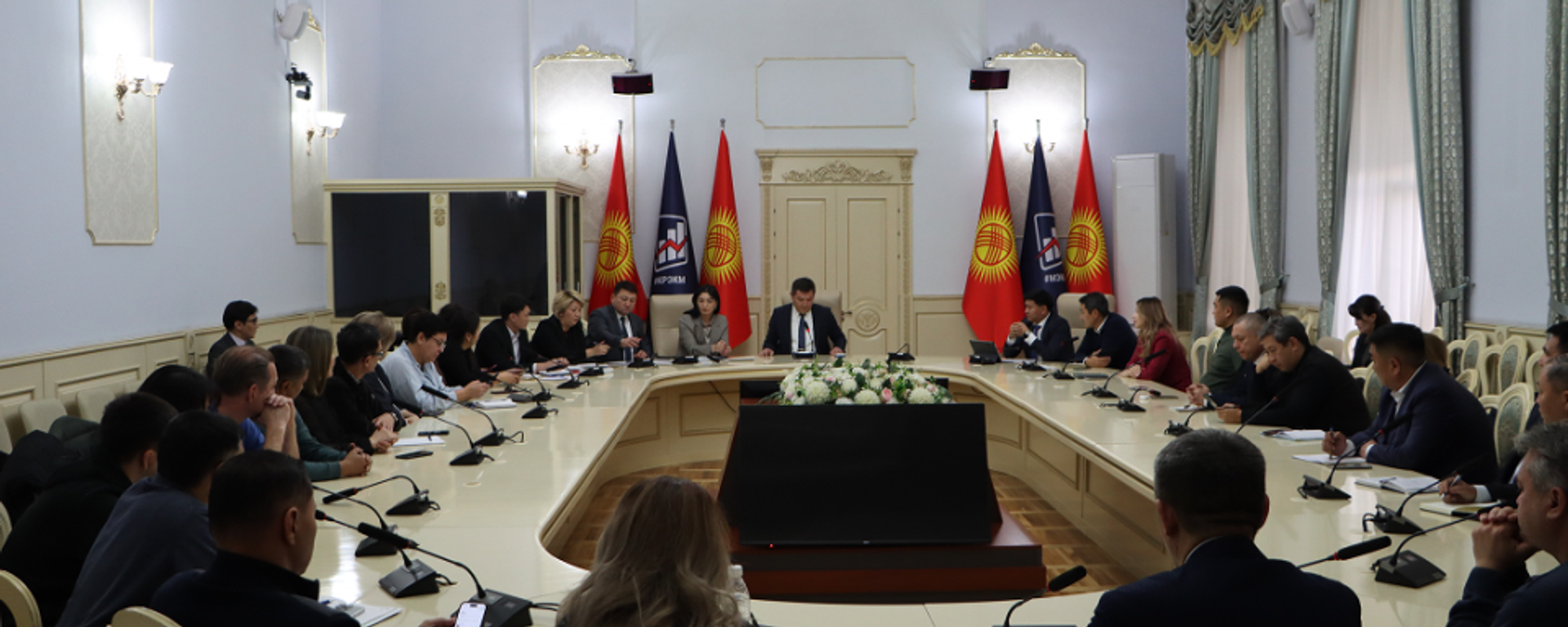 Экономика Бакыт Сыдыков социалдык маанидеги товарларды жеткирген ири компаниялар менен кеңешме өткөрдү - Sputnik Кыргызстан, 1920, 17.11.2025