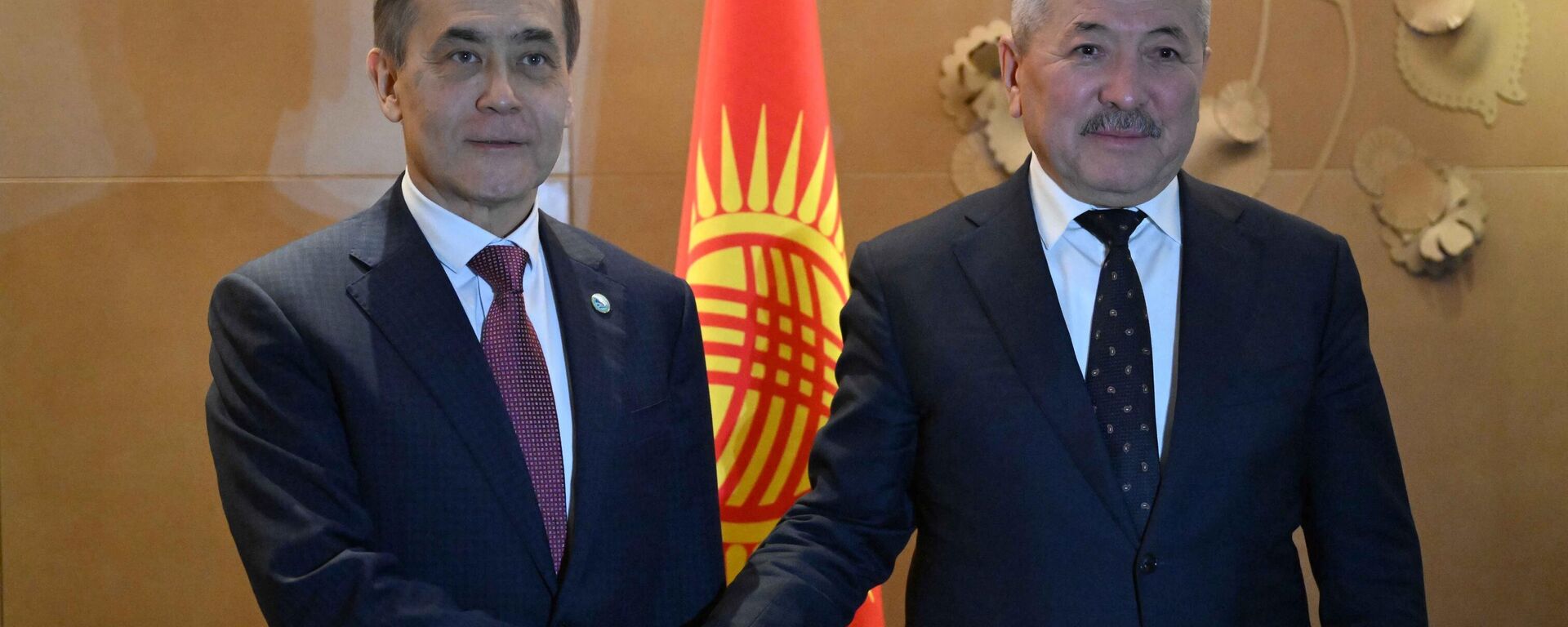 Адылбек Касымалиев Москвада ШКУнун Башкы катчысы Нурлан Ермекбаевди кабыл алды - Sputnik Кыргызстан, 1920, 17.11.2025