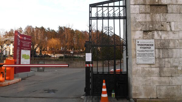 Входные ворота Троекуровского кладбища в Москве. Архивное фото - Sputnik Кыргызстан