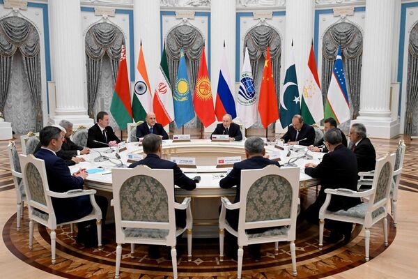 Министрлер кабинетинин төрагасы Адылбек Касымалиев башка премьерлер менен биргеликте РФ лидери Владимир Путинге жолукту - Sputnik Кыргызстан