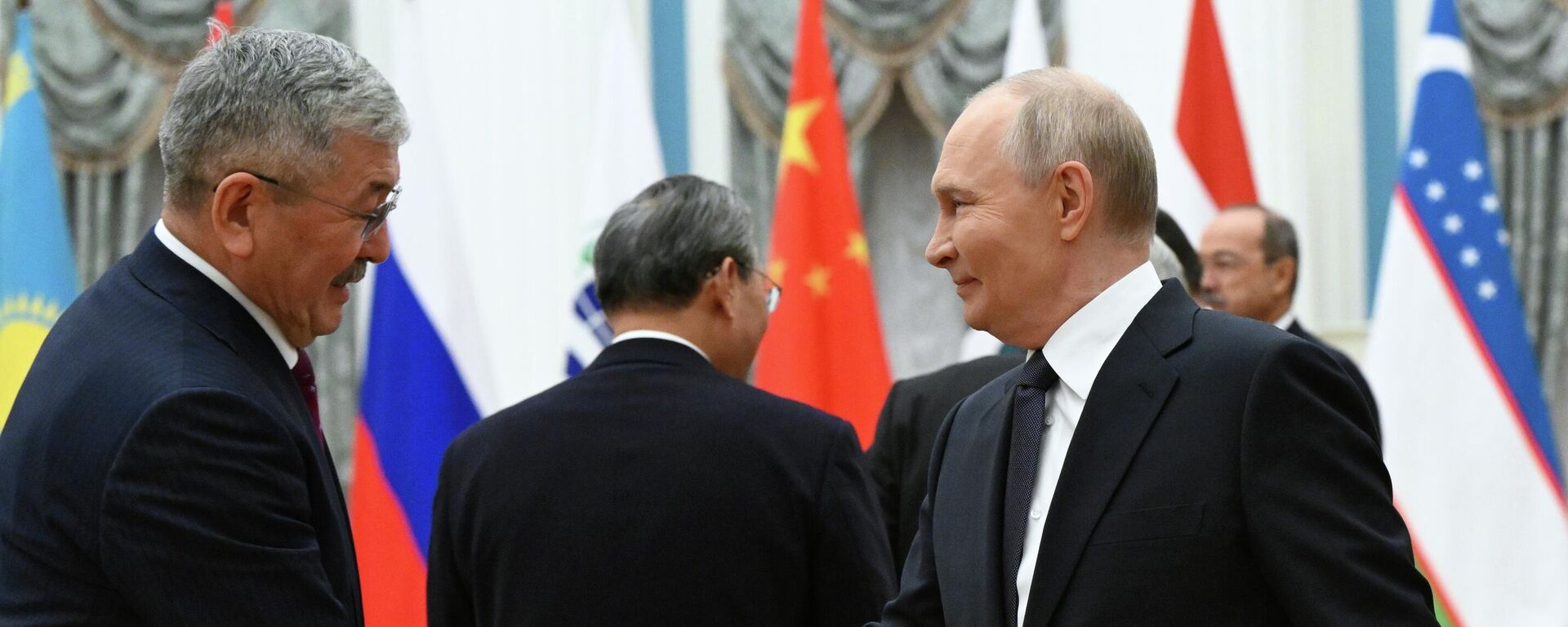 Министрлер кабинетинин төрагасы Адылбек Касымалиев Россиянын президенти Владимир Путин менен жолукту. - Sputnik Кыргызстан, 1920, 18.11.2025