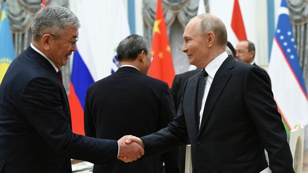 Министрлер кабинетинин төрагасы Адылбек Касымалиев Россиянын президенти Владимир Путин менен жолукту. - Sputnik Кыргызстан