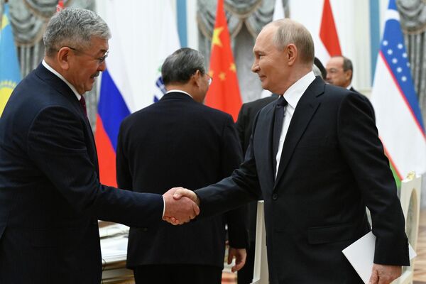 Российский президент заявил, что у правительств стран организации особая роль в работе по расширению взаимодействия стран организации. - Sputnik Кыргызстан