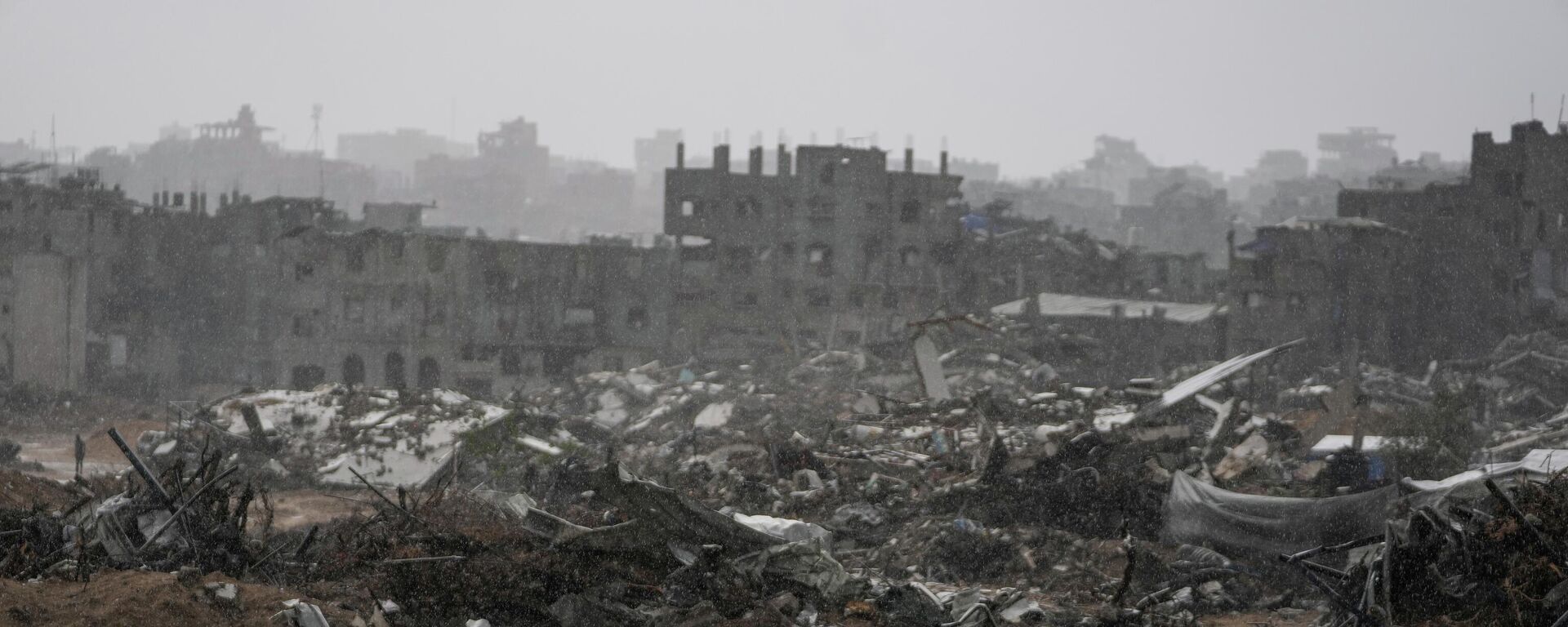 Палестинская женщина проходит здания, разрушенные в результате израильских ударов в секторе Газа - Sputnik Кыргызстан, 1920, 19.11.2025