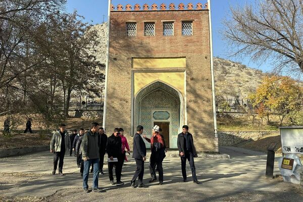 Ошондой эле тоону айланта жол салып, ага туристтер үчүн электромобилдерди жүргүзүү планы бар - Sputnik Кыргызстан