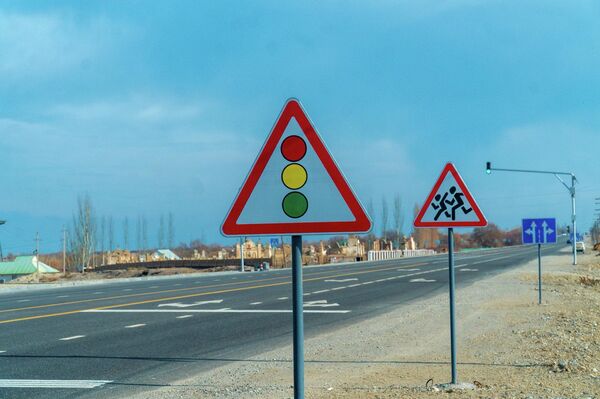 Реконструкциянын алкагында жол төрт тилкелүү болуп кеңейип, туурасы 17,6 метрди түзгөнү белгиленген - Sputnik Кыргызстан