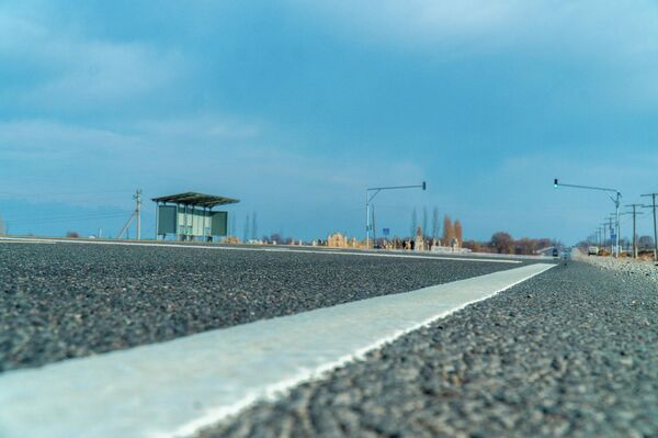 Эске салсак, жолдун реконструкциясы 2021-жылы башталган. Балыкчы — Бөкөнбаев участогунун узундугу 141 чакырымды түзөт, Караколго чейин 220 чакырымдан ашат - Sputnik Кыргызстан