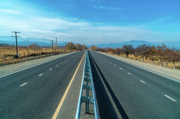 Балыкчы — Бөкөнбаев — Каракол жолунун алгачкы 25 чакырым аралыгында жол куруу иштери соңуна чыгып калганын Транспорт министрлигинен билдиришти - Sputnik Кыргызстан