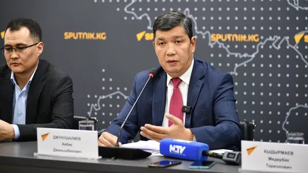 Мэр Айбек Джунушалиев на брифинге в пресс-центре Sputnik Кыргызстан  - Sputnik Кыргызстан