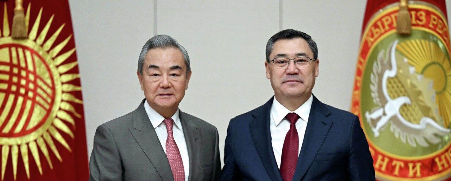 Президент Садыр Жапаров жана Кытайдын тышкы иштер министри Ван И - Sputnik Кыргызстан, 1920, 19.11.2025
