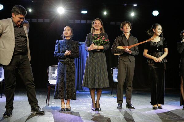 Спектаклдин эскизин ГИТИСтин бүтүрүүчүсү Евгения Тодорова кыргызстандык студенттер менен биргеликте түзгөн - Sputnik Кыргызстан