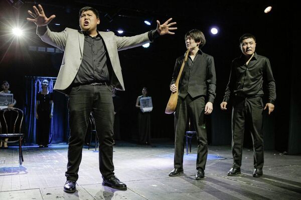 Кыргыз улуттук драма театрынын Театралдык окуу жайынын студенттери ГИТИСте &quot;Аюу&quot; спектаклин көрсөтүштү - Sputnik Кыргызстан