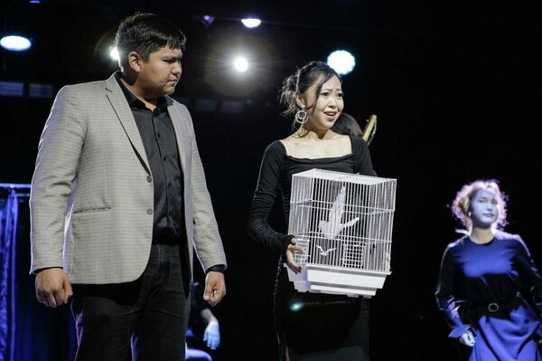 Театралдык окуу жайдын студенттери эмгекти жактырып, эскизди толук кандуу театрдык долбоор катары иштеп чыгышкан - Sputnik Кыргызстан