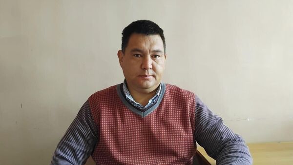 Бишкек мэриясынын Транспорт жана жол-транспорттук инфратүзүмдү өнүктүрүү департаментинин коомдук транспорт чөйрөсүндөгү иш-аракетти инспекциялоо бөлүмүнүн башчысы Азамат Джетыбаев - Sputnik Кыргызстан