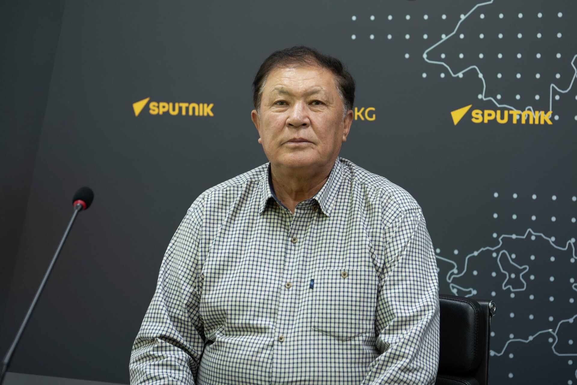 Главный специалист службы ветеринарии, развития животноводства, пастбищ и кормов Шаршен Чотонов  - Sputnik Кыргызстан, 1920, 20.11.2025