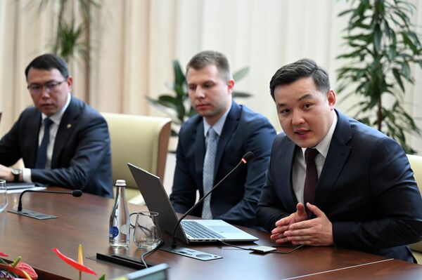 Кыргызстан алтын менен камсыздалган улуттук USDKG стейблкоинин расмий ишке киргизип, аземге Садыр Жапаров катышканын өлкө башчынын маалымат кызматы билдирди - Sputnik Кыргызстан